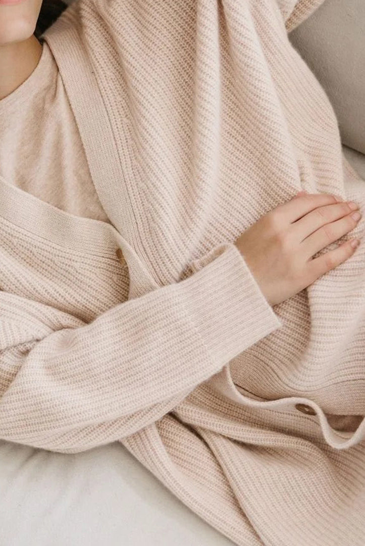 Damski kaszmirowy kardigan oversize w luźnym minimalistycznym fasonie