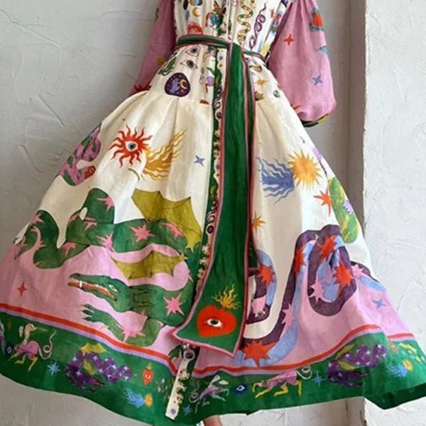 Długa koszulowa sukienka z kolorowym nadrukiem i paskiem – artystyczny styl na lato - vivano - warszawa