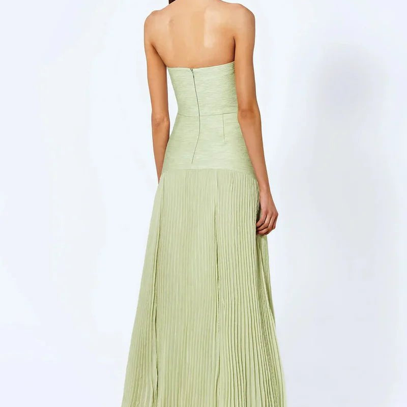 Długa wieczorowa sukienka bez ramiączek z plisowanym dołem - vivano - warszawa