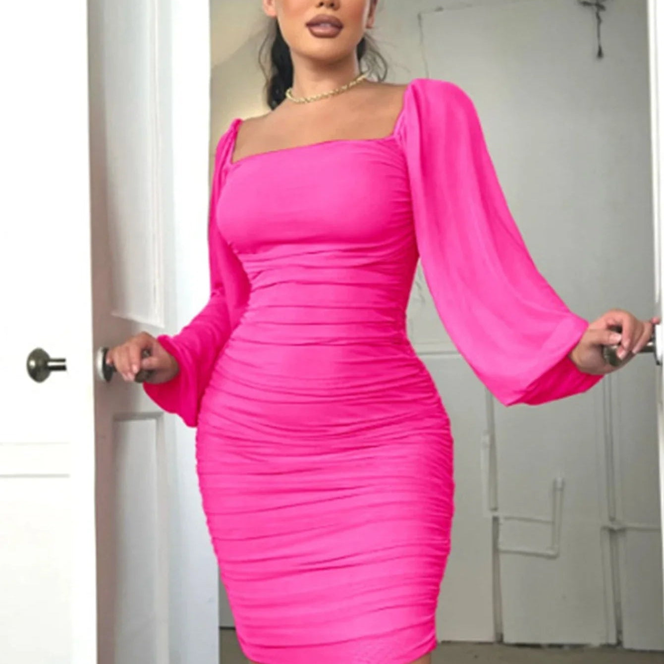 Elegancka sukienka ołówkowa z marszczeniem i bufkami - vivano - warszawa