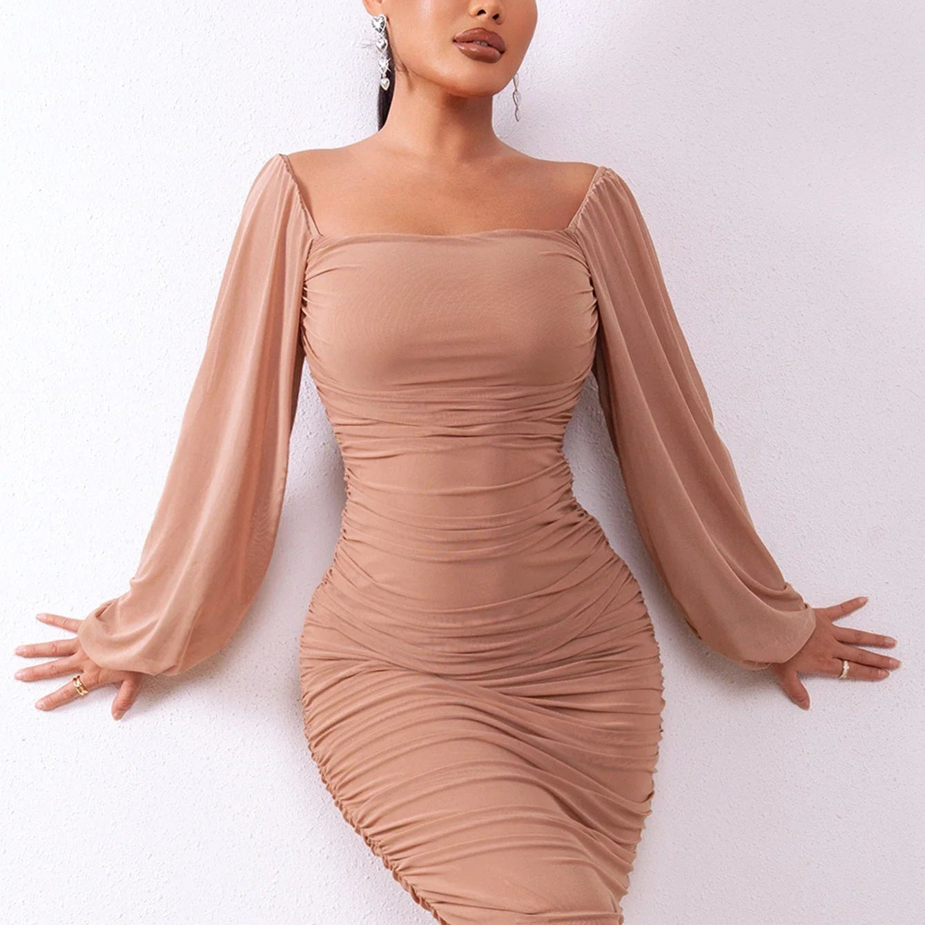 Elegancka sukienka ołówkowa z marszczeniem i bufkami - vivano - warszawa