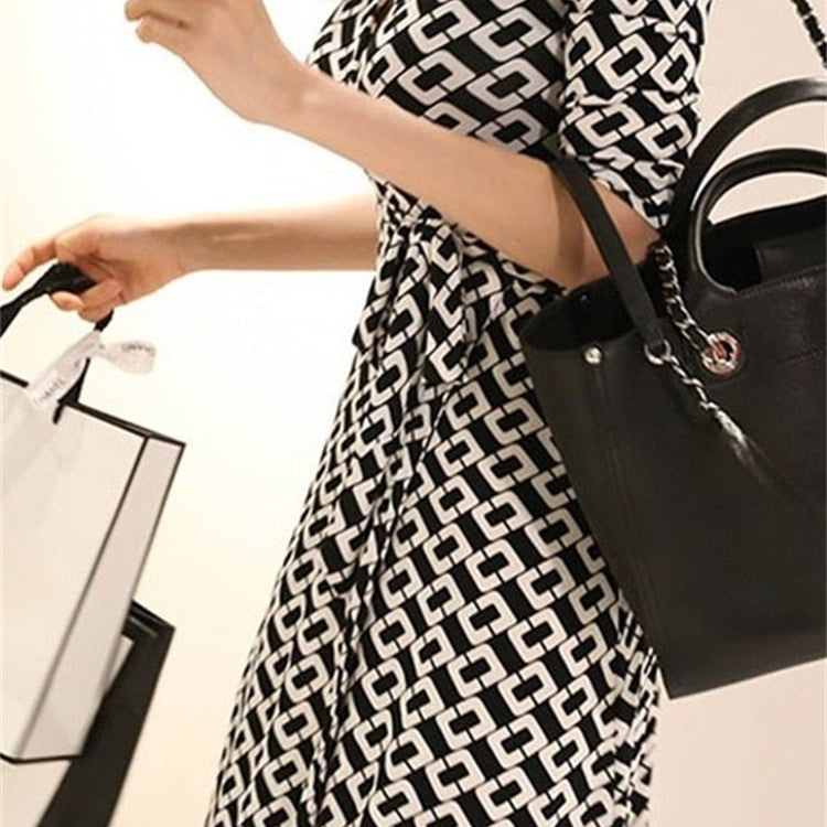 Graficzna sukienka z kopertowym dekoltem - vivano - warszawa