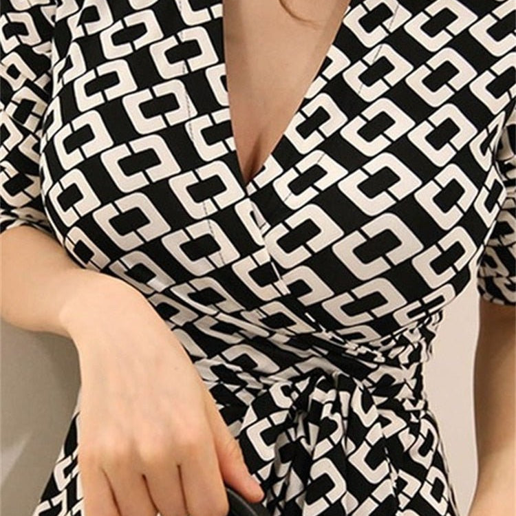 Graficzna sukienka z kopertowym dekoltem - vivano - warszawa