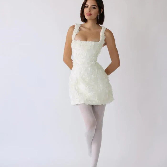 Krótka sukienka z trójwymiarowymi kwiatami – elegancka i romantyczna - vivano - warszawa