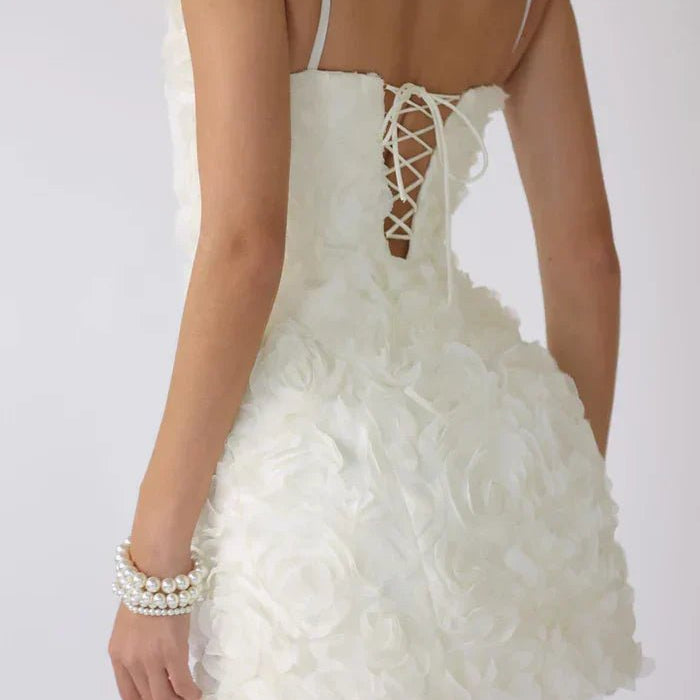 Krótka sukienka z trójwymiarowymi kwiatami – elegancka i romantyczna - vivano - warszawa