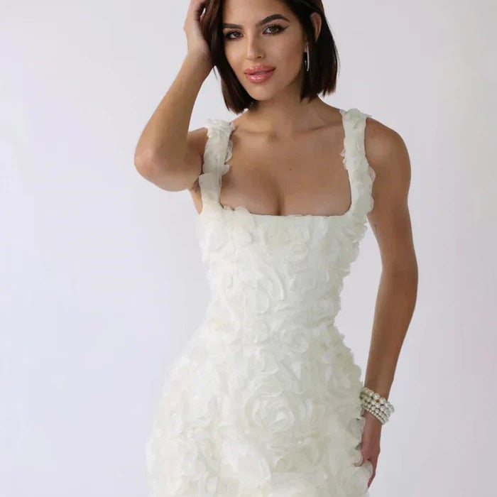 Krótka sukienka z trójwymiarowymi kwiatami – elegancka i romantyczna - vivano - warszawa