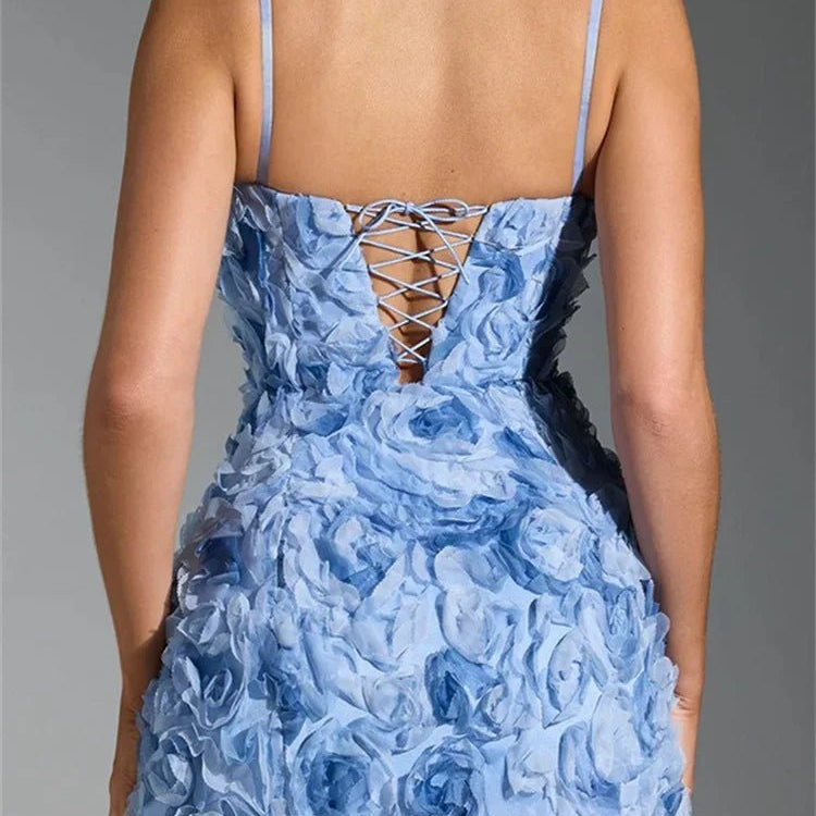 Krótka sukienka z trójwymiarowymi kwiatami i sznurowaniem z tyłu - vivano - warszawa