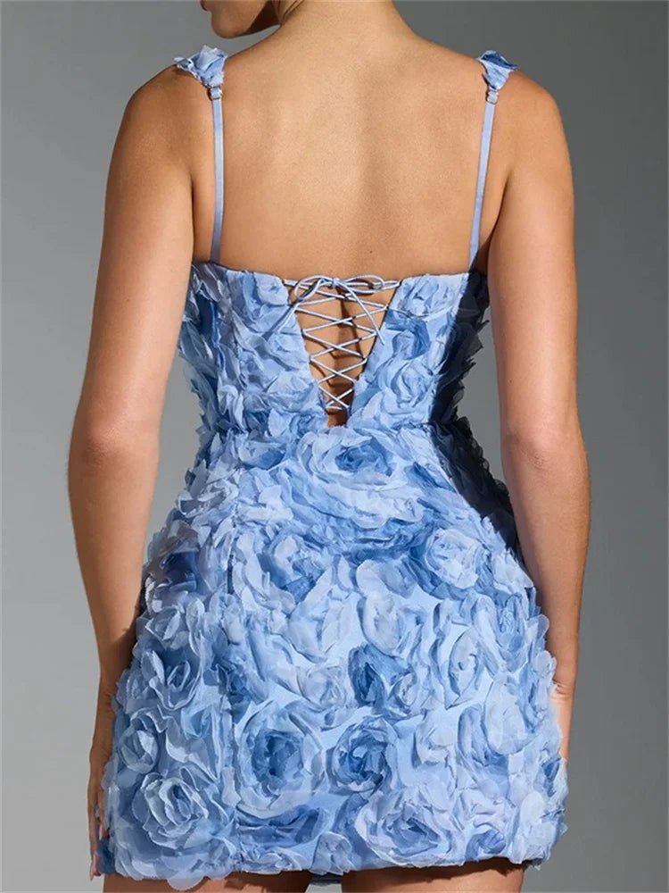 Krótka sukienka z trójwymiarowymi kwiatami i sznurowaniem z tyłu - vivano - warszawa