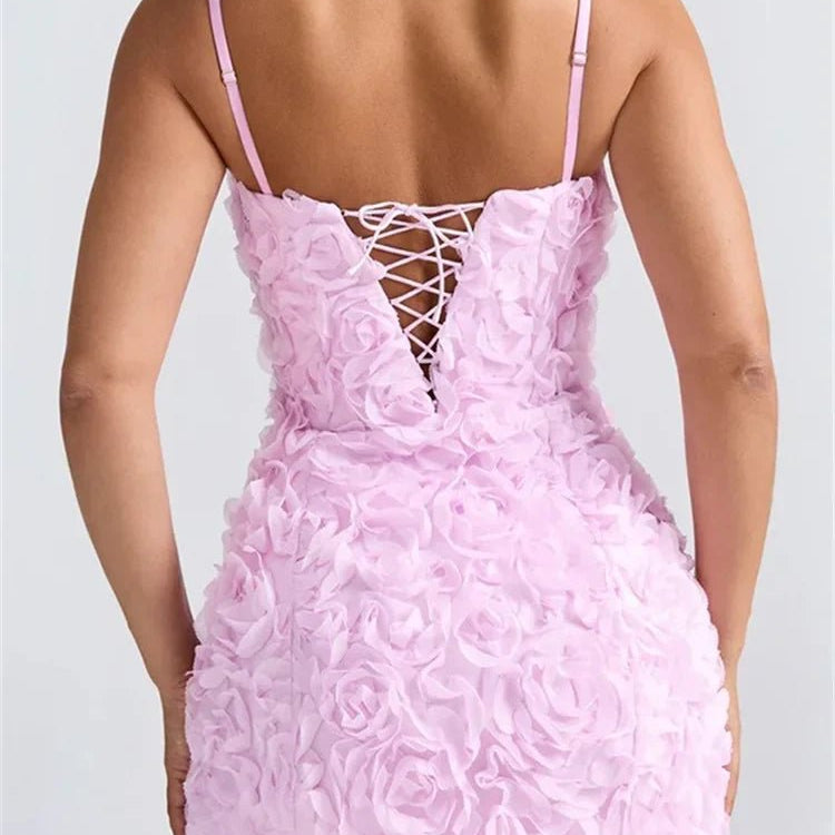 Krótka sukienka z trójwymiarowymi kwiatami i sznurowaniem z tyłu - vivano - warszawa