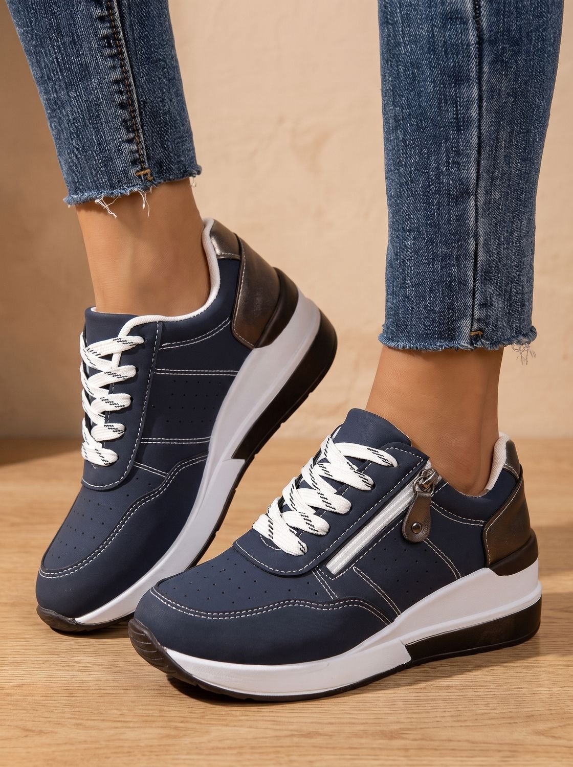 Damskie ortopedyczne sneakersy na koturnie sznurowane z zamkiem bocznym