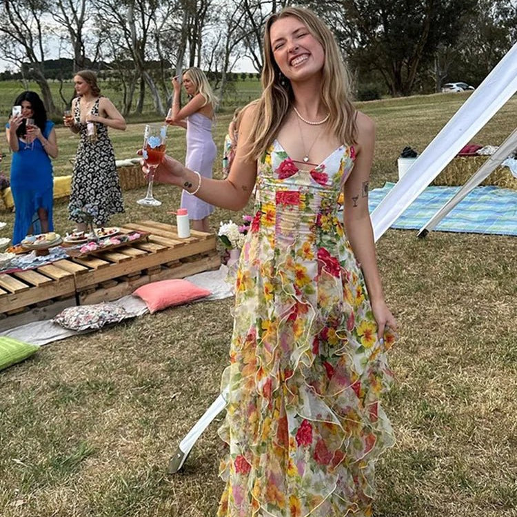 Zwiewna długa sukienka z falbanami i cienkimi ramiączkami - vivano - warszawa