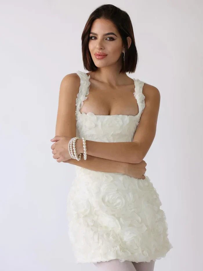 Krótka sukienka z trójwymiarowymi kwiatami – elegancka i romantyczna - vivano - warszawa