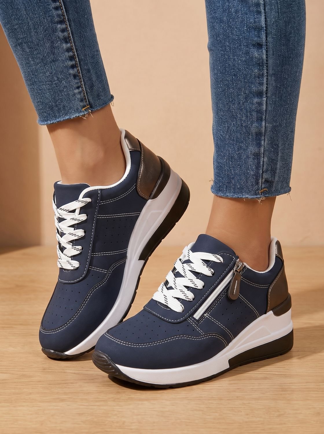 Damskie ortopedyczne sneakersy na koturnie sznurowane z zamkiem bocznym